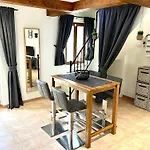 Les Petites Ecuries - Ponpon Apartment
